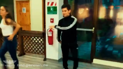 Yeik-Lawson-Rodriguez-Costa-Ricas-Call-Center-Rap-Breakdancing-commerical-2.png