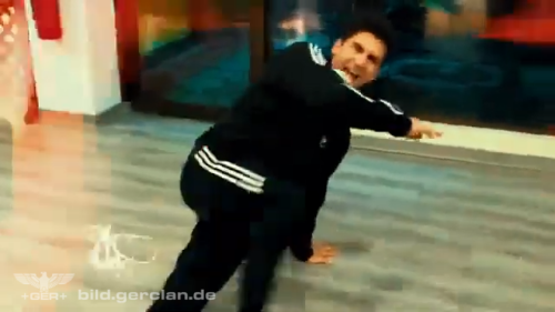 Yeik-Lawson-Rodriguez-Costa-Ricas-Call-Center-Rap-Breakdancing-commerical-7.png